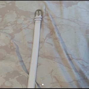 super cute retro looking white belt!